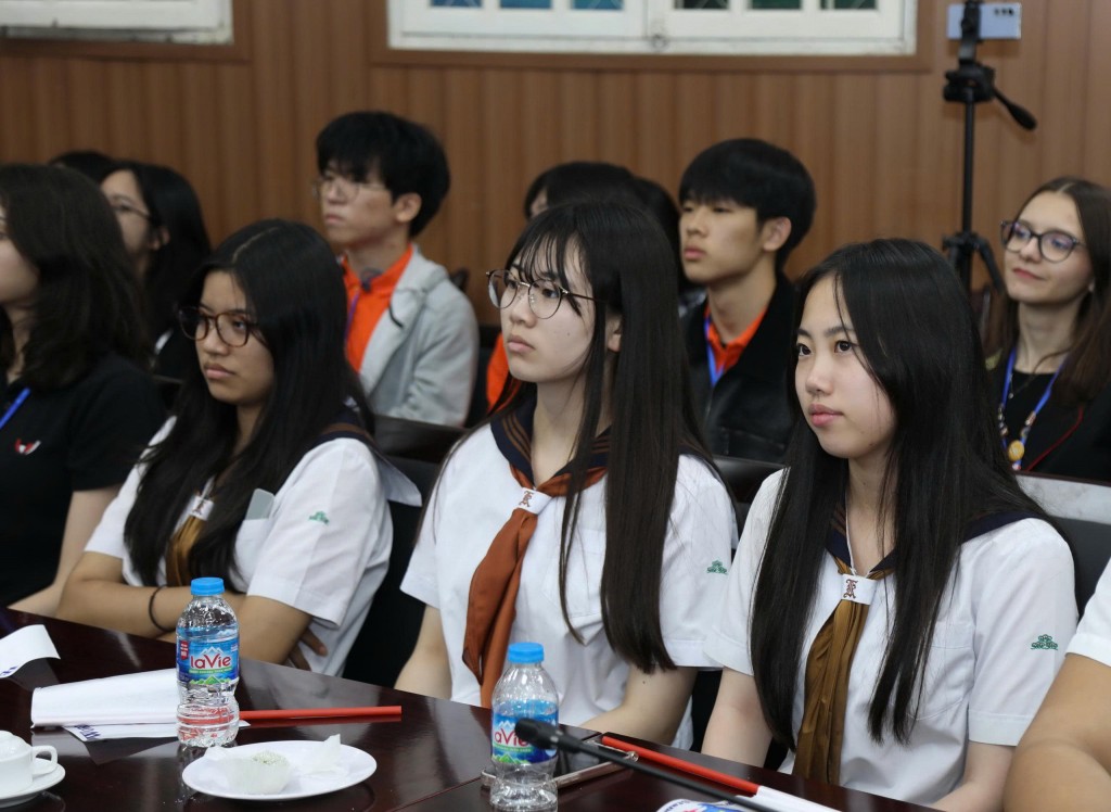 Các em học sinh quốc tế 