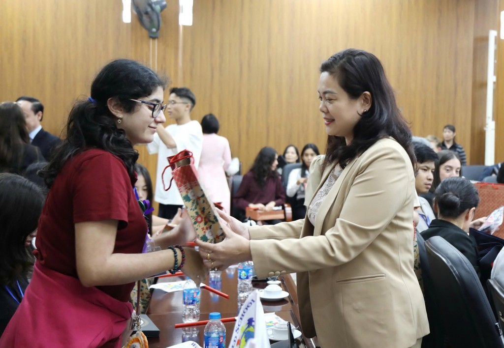 Phó Giám đốc Sở GD&amp;ĐT hà Nội Trần Lưu Hoa tặng quà các em học sinh quốc tế