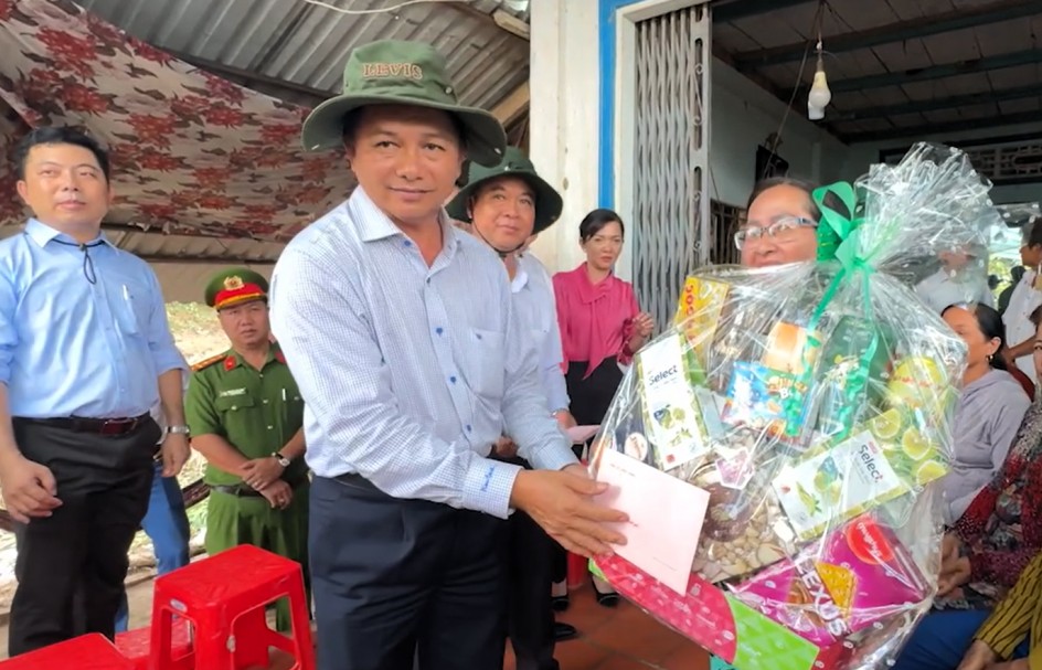 Vĩnh Long khắc phục thiệt hại do sạt lở, chăm lo đời sống người dân