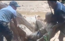 Đà Nẵng: Cứu sống tài xế xe múc bị vùi lấp do sạt lở