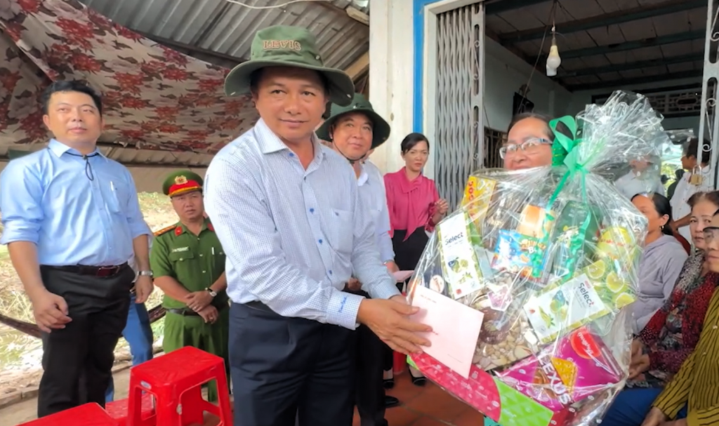  Bí thư Tỉnh ủy Trần Văn Lâu kiểm tra, chỉ đạo khắc phục và di dời, đồng thời trao quà hỗ trợ dân.