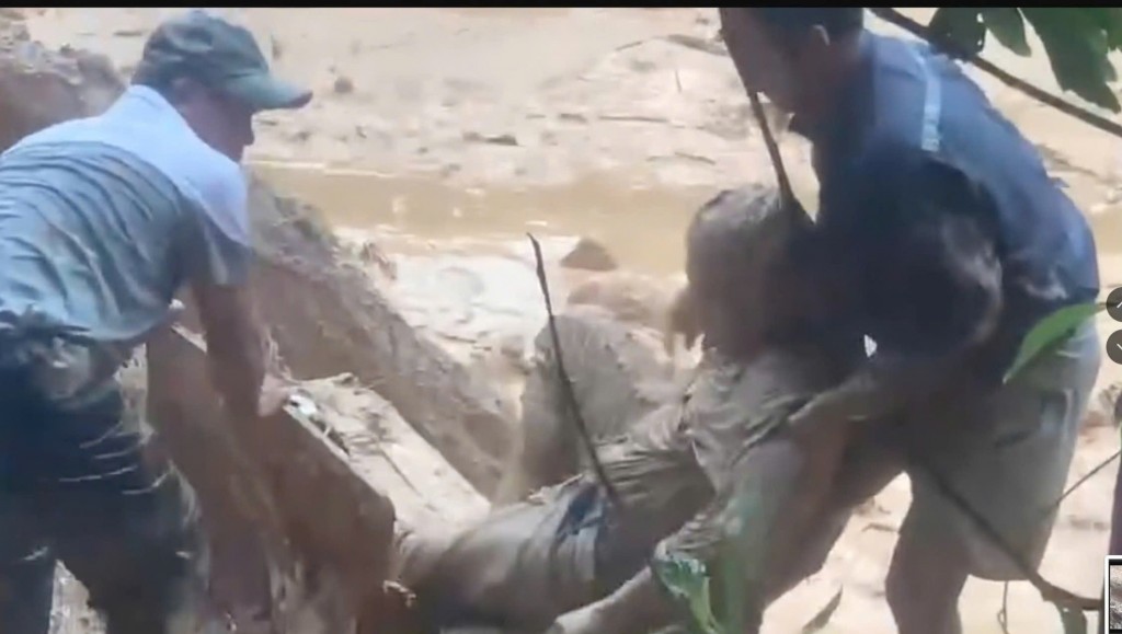 Đà Nẵng: Cứu sống tài xế xe múc bị sạt lở vùi lấp