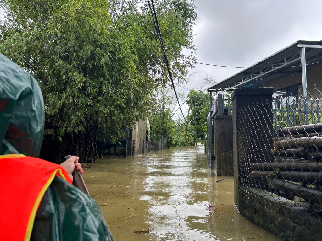 Nằm ở cuối sông Vu Gia, các khu dân cư tại xã Hòa Vang, TP Đà Nẵng bị ảnh hưởng nặng và ngập sâu (Ảnh Đ.Minh)