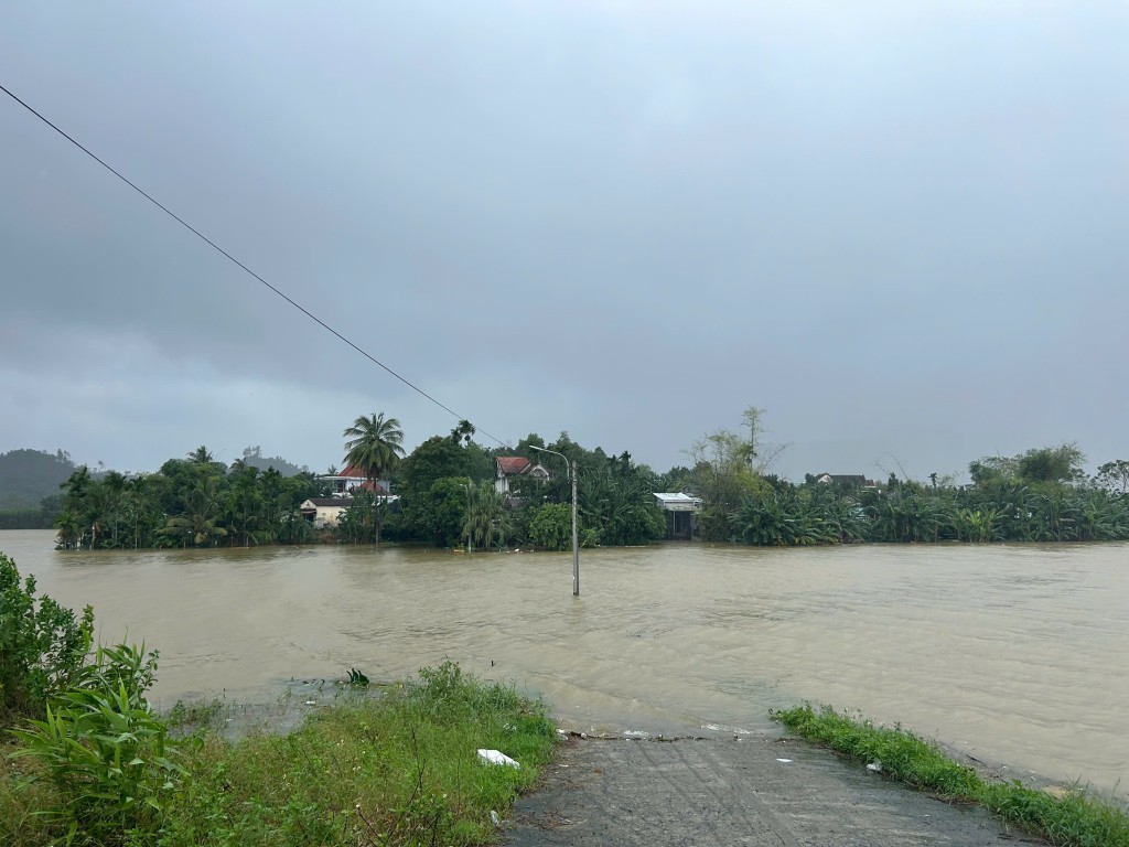 Mực nước thượng lưu sông Vu Gia - Thu Bồn đang lên lại, hạ lưu đang dao động ở mức cao trên báo động BĐ3 trên sông Hàn (Ảnh Đ.Minh)