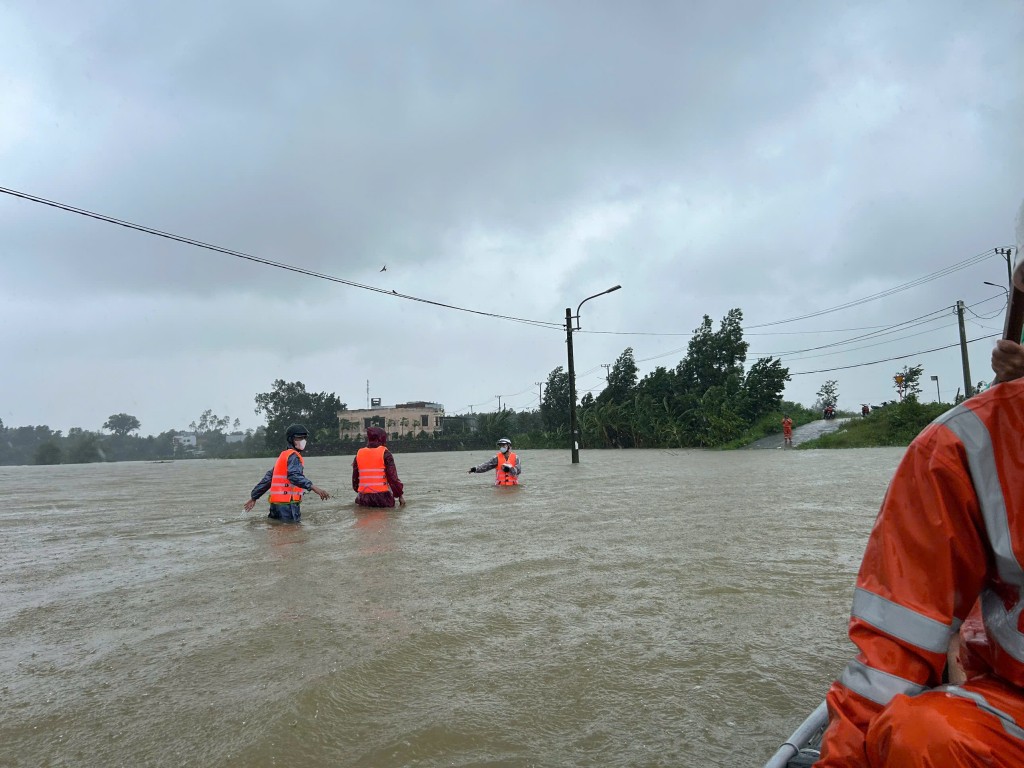 Nhiều tuyến đường ngập từ 0,3 đến hơn 1m (Ảnh Đ.Minh)