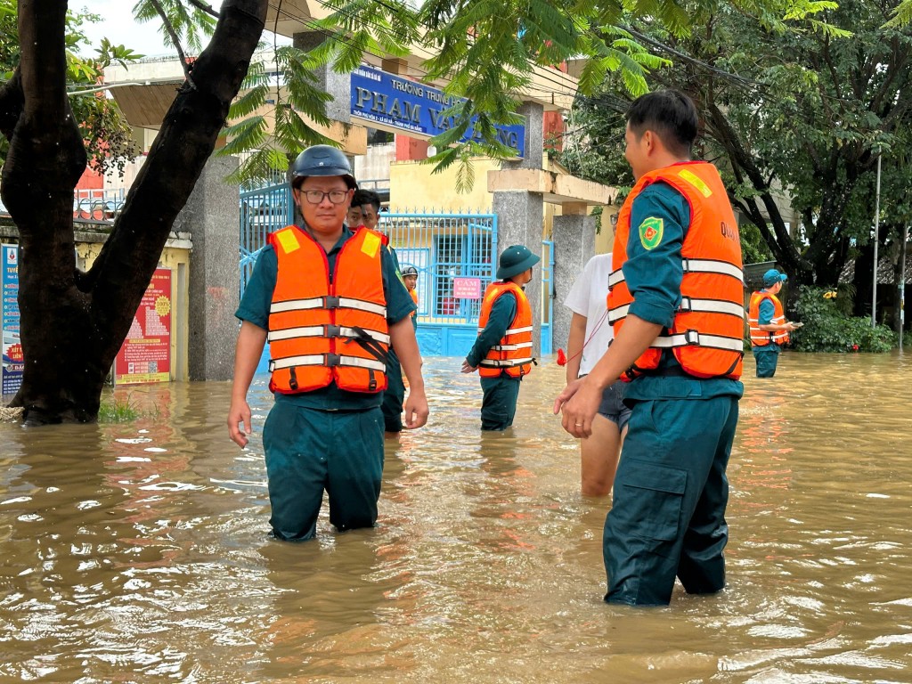 Lực lượng chức năng và chính quyền địa phương bố trí các đội xung kích túc trực, hỗ trợ di chuyển người dân ra khỏi khu vực nguy hiểm (Ảnh Đ.Minh)