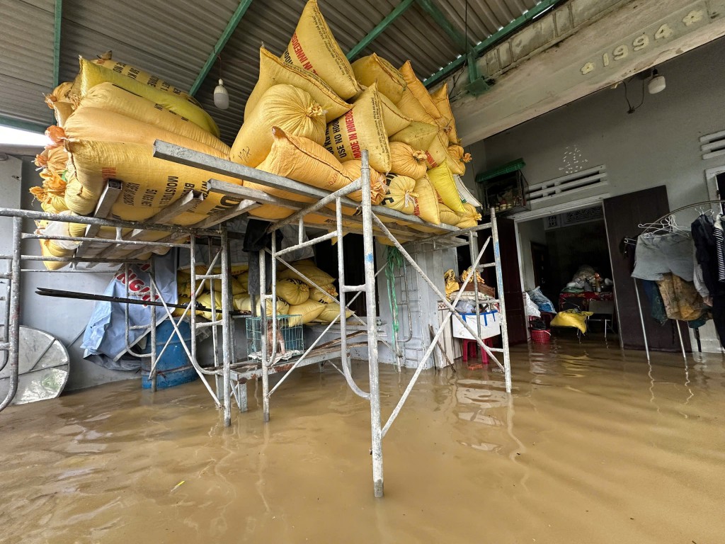 Nhiều hộ dân đã chủ động kê cao đồ đạc, ứng phó với mưa lũ (Ảnh Đ.Minh)