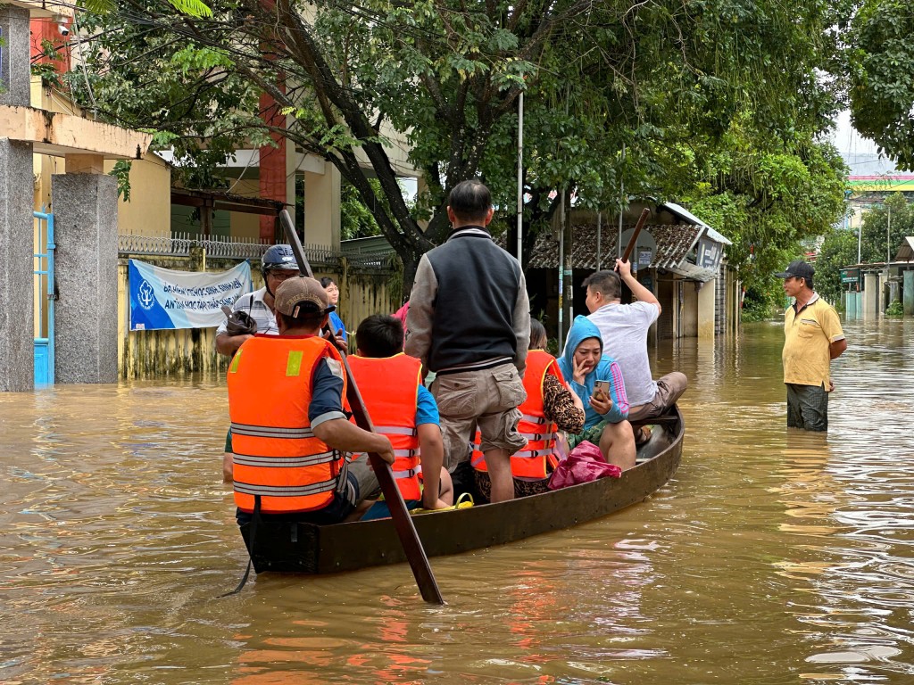 Chính quyền các địa phương ven sông Cu Đê và sông Vu Gia đang tăng cường tuyên truyền, khuyến cáo người dân không đi lại qua vùng ngập (Ảnh Đ.Minh)