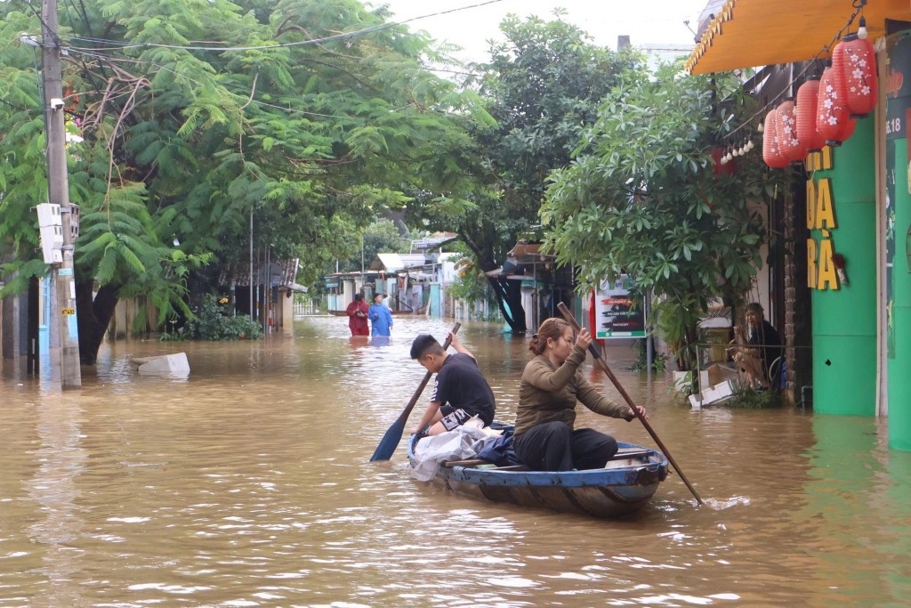 Người dân phải dùng thuyền di chuyển 
