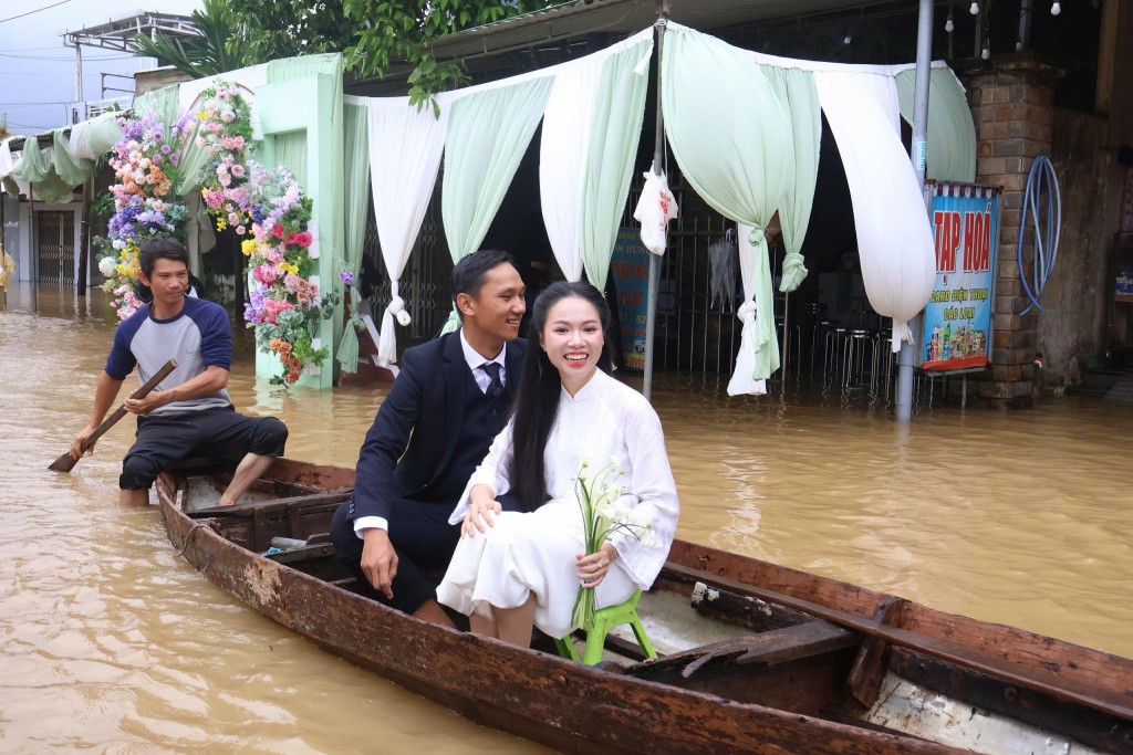 Một đám cưới rước dâu bằng thuyền do tổ chức trúng ngày mưa lũ (Ảnh Đ.Minh)