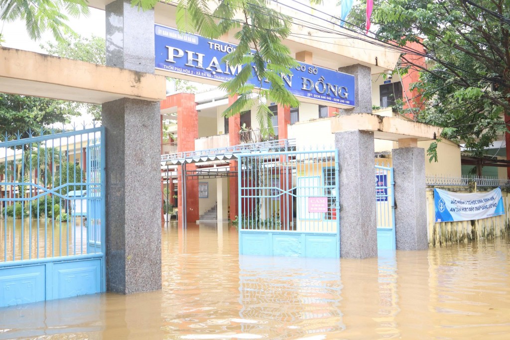 Một trường học tại xã Bà Nà bị nước lũ bủa vây (Ảnh Đ.Minh)