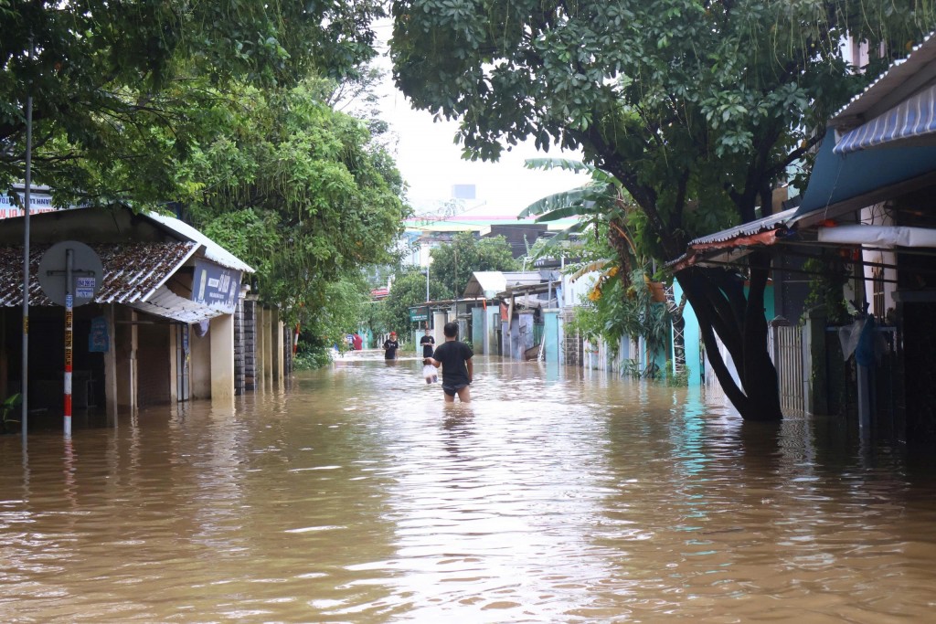 Mưa lớn trong những ngày qua đã làm ngập trên 65.000 hộ dân (Ảnh Đ.Minh)
