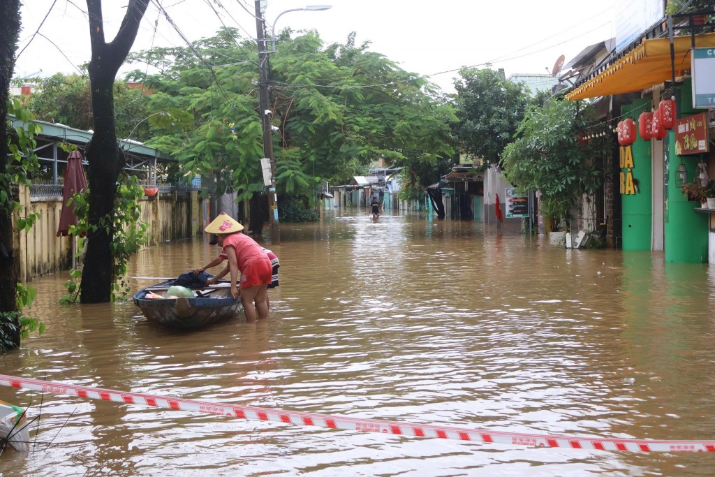 Đến chiều 28/10, nhiều khu vực hạ du tại TP Đà Nẵng vẫn ngập sâu (Ảnh Đ.Minh)