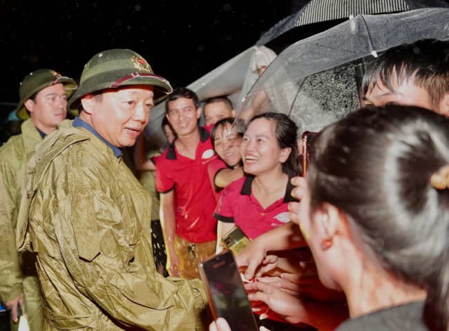 Phó Thủ tướng Trần Hồng Hà thăm người dân vùng ngập lụt TP Huế