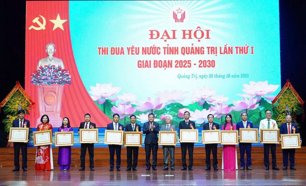 Chủ tịch UBND tỉnh Quảng Trị Trần Phong trao tặng Huân chương Lao động hạng Ba cho 13 cá nhân