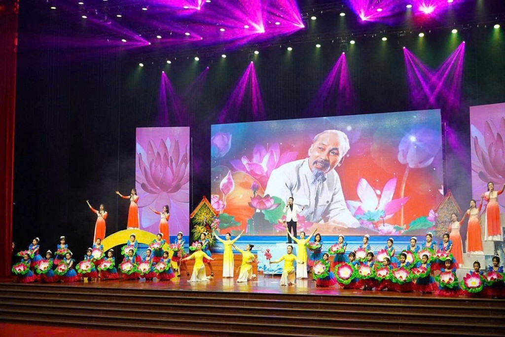 Tiết mục văn nghệ chào mừng Đại hội 