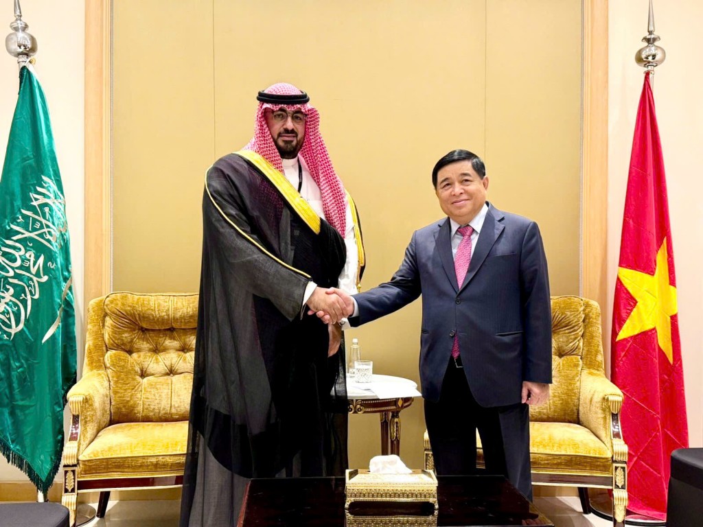 Phó Thủ tướng Chính phủ Nguyễn Chí Dũng tiếp ông Faisal bin Fadhil Al-Ibrahim, Bộ trưởng Bộ Kinh tế và Kế hoạch Saudi Arabia - Ảnh: VGP/Thu Sa