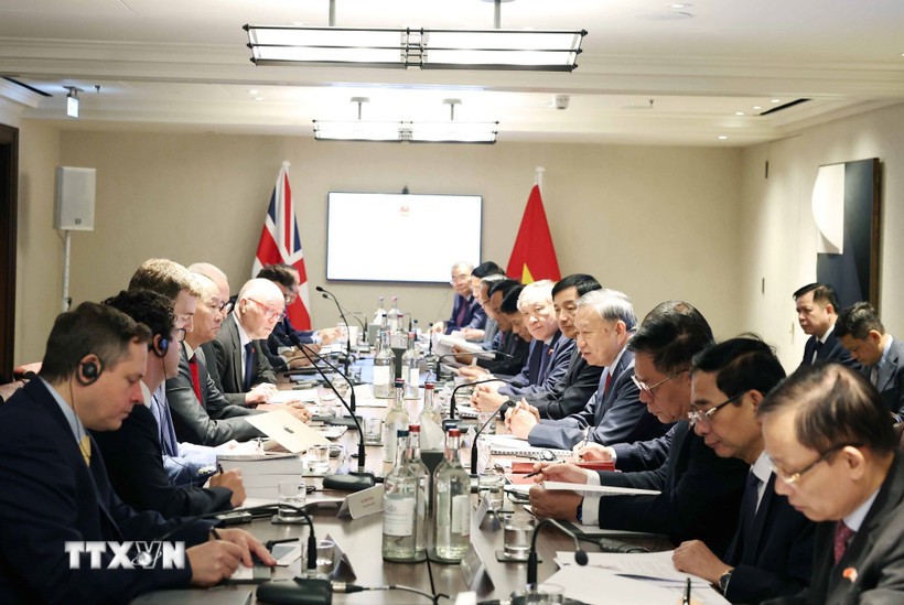 Tổng Bí thư Tô Lâm dự tọa đàm với các chuyên gia công nghệ của Anh và thế giới về AI và Chip bán dẫn. (Ảnh: Thống Nhất/TTXVN)