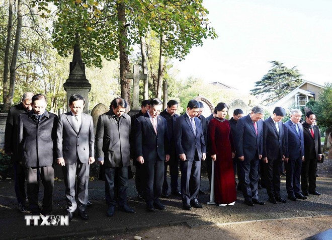 Tổng Bí thư Tô Lâm và Phu nhân cùng Đoàn đại biểu cấp cao Việt Nam tưởng niệm trước mộ Karl Marx - Lãnh tụ của giai cấp vô sản. (Ảnh: Thống Nhất/TTXVN)