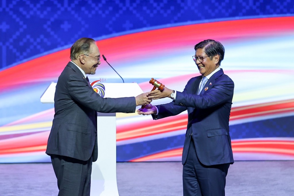 Tổng thống Philippines Ferdinand Marcos Jr. tiếp nhận vai trò Chủ tịch ASEAN năm 2026 từ Thủ tướng Malaysia - Ảnh: VGP/Nhật Bắc