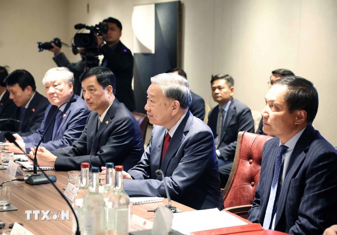 Tổng Bí thư Tô Lâm dự tọa đàm với các chuyên gia công nghệ của Anh và thế giới về AI và Chip bán dẫn. (Ảnh: Thống Nhất/TTXVN)