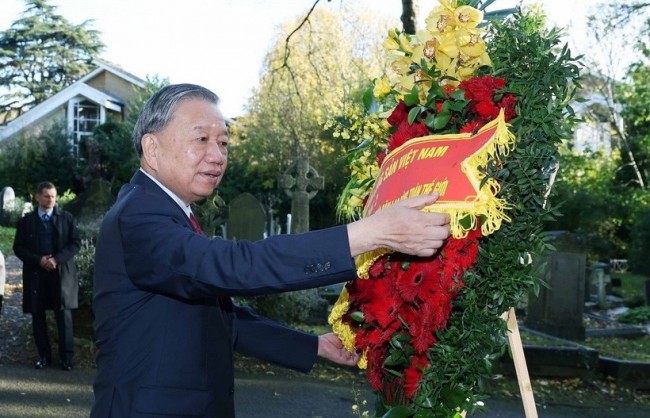 Tổng Bí thư Tô Lâm và phu nhân viếng mộ Karl Marx tại nghĩa trang Highgate ở Anh