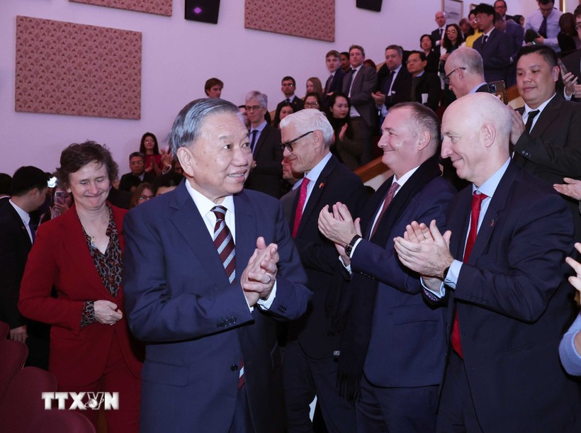 Tổng Bí thư Tô Lâm đến phát biểu chính sách tại Đại học Oxford. (Ảnh: Thống Nhất/TTXVN) Tổng Bí thư Tô Lâm đến phát biểu chính sách tại Đại học Oxford. (Ảnh: Thống Nhất/TTXVN)