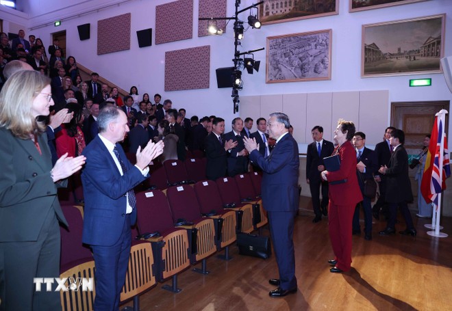 Tổng Bí thư Tô Lâm đến phát biểu chính sách tại Đại học Oxford. (Ảnh: Thống Nhất/TTXVN) Tổng Bí thư Tô Lâm đến phát biểu chính sách tại Đại học Oxford. (Ảnh: Thống Nhất/TTXVN)