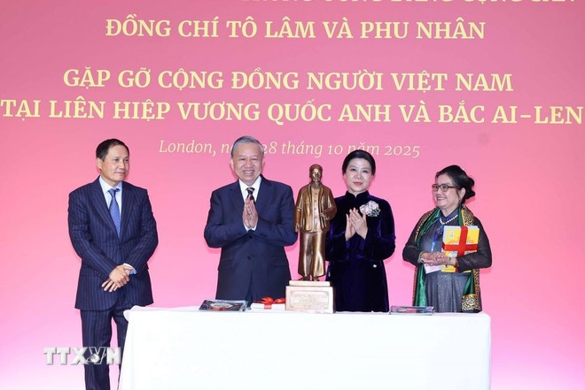 Tổng Bí thư Tô Lâm và Phu nhân tặng bức tượng Chủ tịch Hồ Chí Minh cho Đại sứ quán Việt Nam tại Anh. (Ảnh: Thống Nhất/TTXVN) Tổng Bí thư Tô Lâm và Phu nhân tặng bức tượng Chủ tịch Hồ Chí Minh cho Đại sứ quán Việt Nam tại Anh. (Ảnh: Thống Nhất/TTXVN)