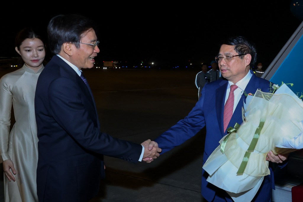 Bộ trưởng, Chủ nhiệm Văn phòng Chính phủ Trần Văn Sơn đón Thủ tướng về tới Hà Nội - Ảnh: VGP/Nhật Bắc Bộ trưởng, Chủ nhiệm Văn phòng Chính phủ Trần Văn Sơn đón Thủ tướng về tới Hà Nội - Ảnh: VGP/Nhật Bắc