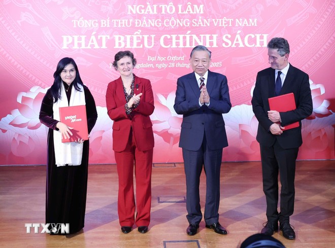 Tổng Bí thư Tô Lâm chứng kiến trao Thỏa thuận hợp tác nghiên cứu về Net Zero Carbon giữa Hãng hàng không Vietjet và Đại học Oxford. (Ảnh: Thống Nhất/TTXVN) Tổng Bí thư Tô Lâm chứng kiến trao Thỏa thuận hợp tác nghiên cứu về Net Zero Carbon giữa Hãng hàng không Vietjet và Đại học Oxford. (Ảnh: Thống Nhất/TTXVN)