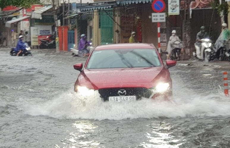 Huế và Đà Nẵng tiếp tục mưa to, lũ nhiều sông vẫn trên báo động 3