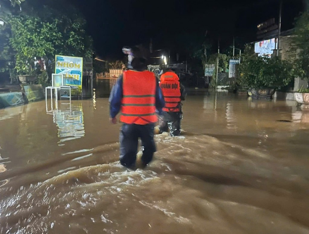 Miền Trung đang đối mặt mưa đặc biệt lớn (29-30/10). Lượng mưa tại Huế và Đà Nẵng cục bộ trên 400mm, Nam Quảng Trị và Đông Quảng Ngãi trên 350mm. Miền Trung đang đối mặt mưa đặc biệt lớn (29-30/10). Lượng mưa tại Huế và Đà Nẵng cục bộ trên 400mm, Nam Quảng Trị và Đông Quảng Ngãi trên 350mm.