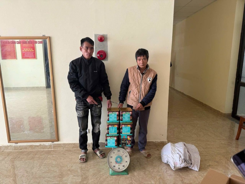 Đàm Văn Đồng (bên trái) và Lục Văn Cương (bên phải) tại cơ quan Công an Đàm Văn Đồng (bên trái) và Lục Văn Cương (bên phải) tại cơ quan Công an