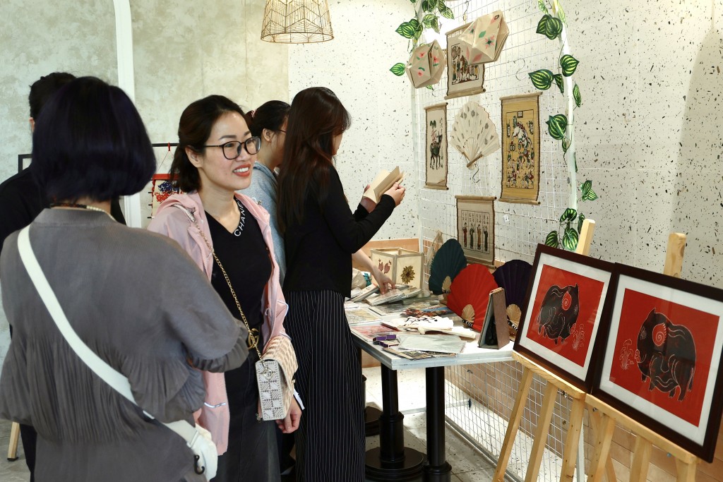 Gen Z lan tỏa văn hóa dân gian qua chất liệu giấy dó