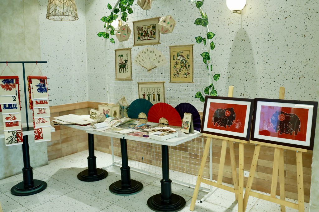 Gen Z lan tỏa văn hóa dân gian qua chất liệu giấy dó