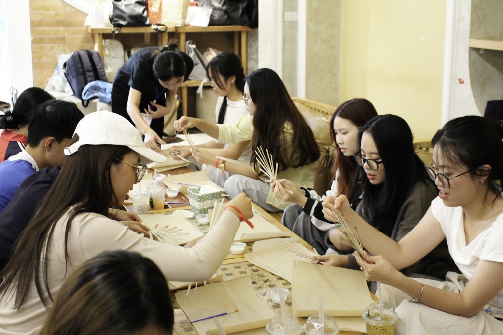 Gen Z lan tỏa văn hóa dân gian qua chất liệu giấy dó