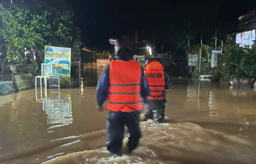 Trung Bộ tiếp tục bị mưa lớn hoành hành, cục bộ trên 400mm