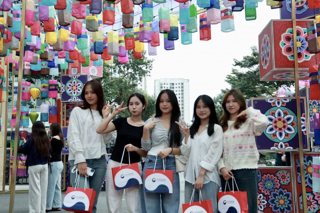 Giới trẻ Hà Nội hào hứng check-in Lễ hội Con đường văn hóa Hàn Quốc 2025