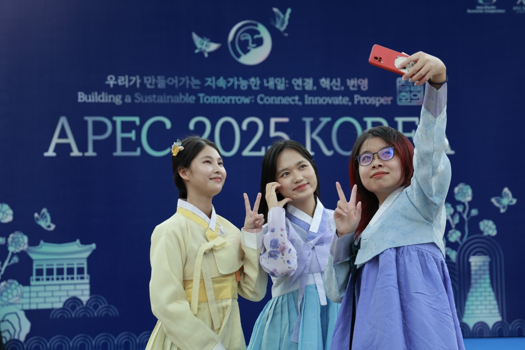 Giới trẻ Hà Nội hào hứng check-in Lễ hội Con đường văn hóa Hàn Quốc 2025