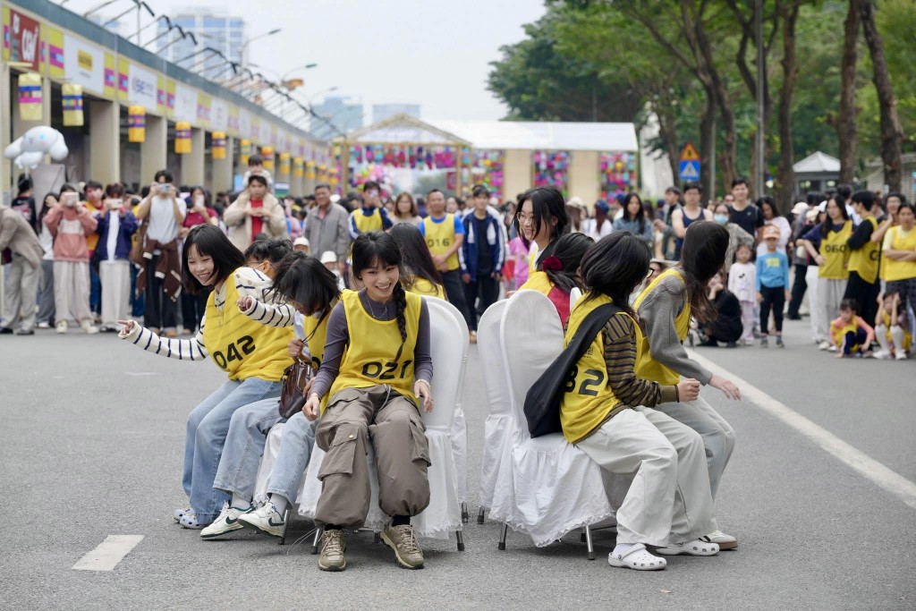 Giới trẻ Hà Nội hào hứng check-in Lễ hội Con đường văn hóa Hàn Quốc 2025