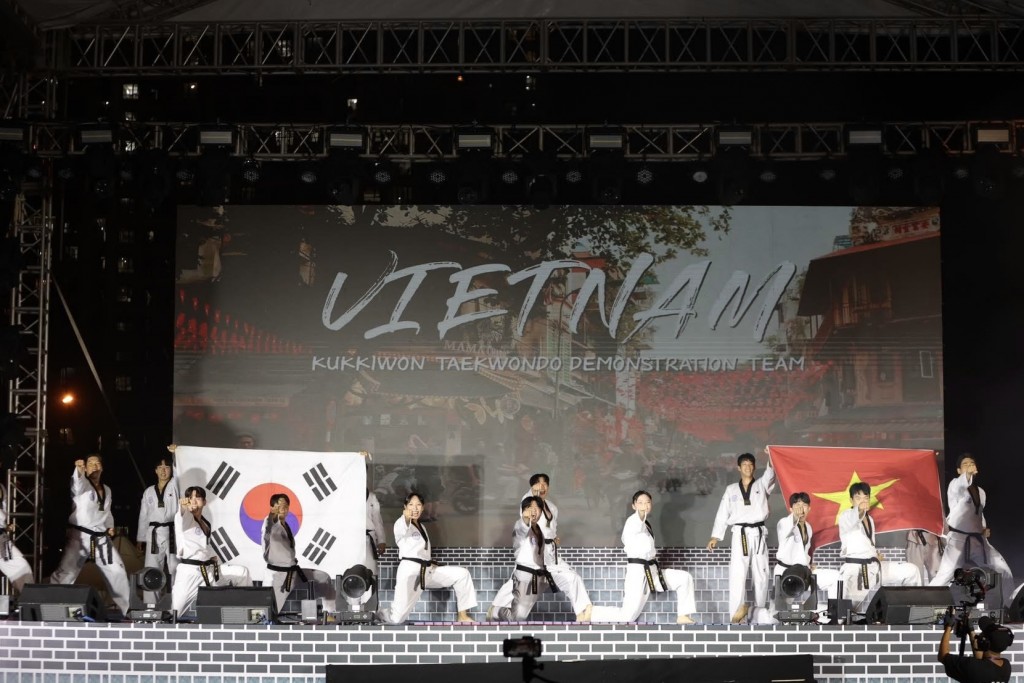 Giới trẻ Hà Nội hào hứng check-in Lễ hội Con đường văn hóa Hàn Quốc 2025