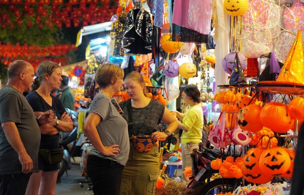 Phố Hàng Mã rực rỡ sắc màu Halloween, tưng bừng trước thềm lễ hội