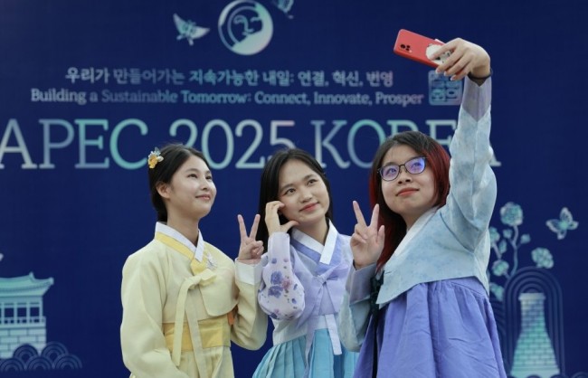 Giới trẻ Hà Nội hào hứng check-in Lễ hội Con đường văn hóa Hàn Quốc 2025