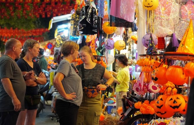 Phố Hàng Mã rực rỡ sắc màu Halloween, tưng bừng trước thềm lễ hội
