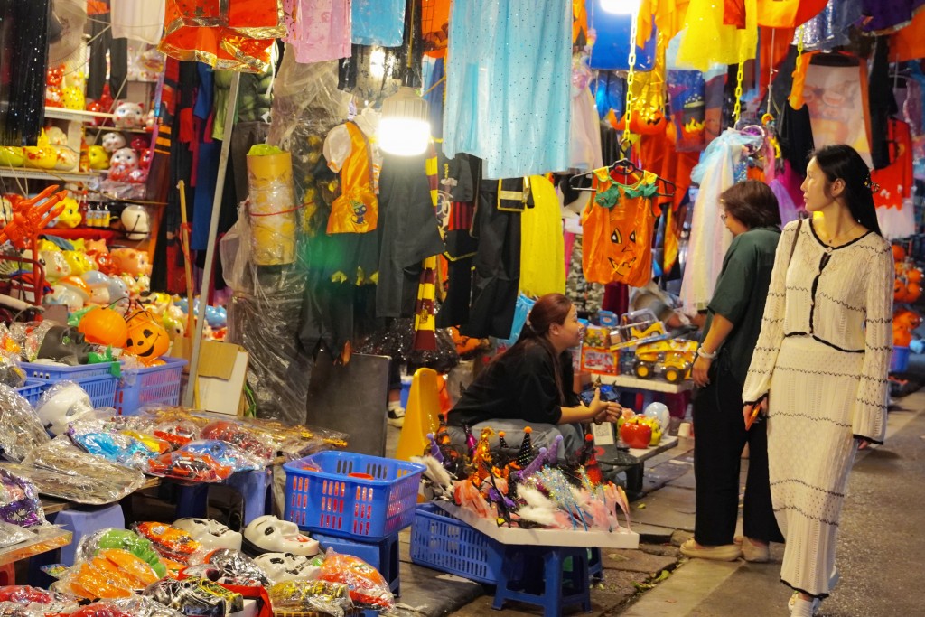 Phố Hàng Mã rực rỡ sắc màu Halloween, tưng bừng trước thềm lễ hội Phố Hàng Mã rực rỡ sắc màu Halloween, tưng bừng trước thềm lễ hội