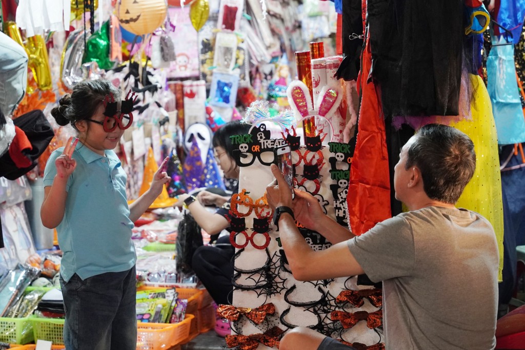 Phố Hàng Mã rực rỡ sắc màu Halloween, tưng bừng trước thềm lễ hội Phố Hàng Mã rực rỡ sắc màu Halloween, tưng bừng trước thềm lễ hội