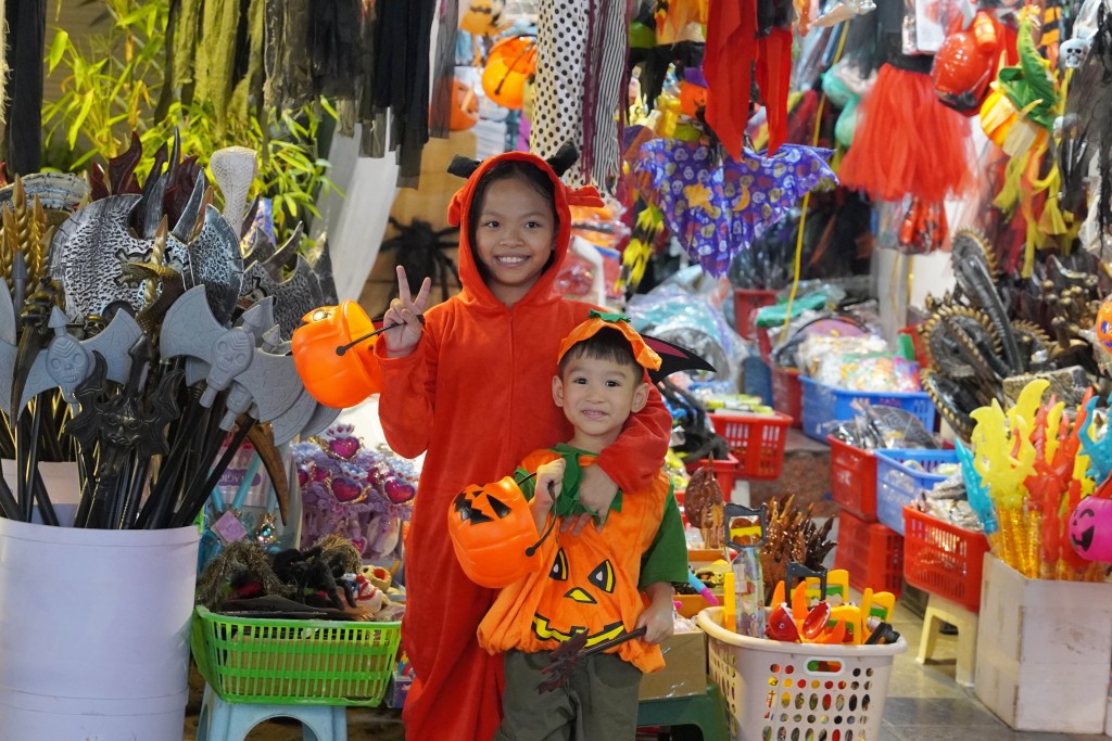 Phố Hàng Mã rực rỡ sắc màu Halloween, tưng bừng trước thềm lễ hội Phố Hàng Mã rực rỡ sắc màu Halloween, tưng bừng trước thềm lễ hội