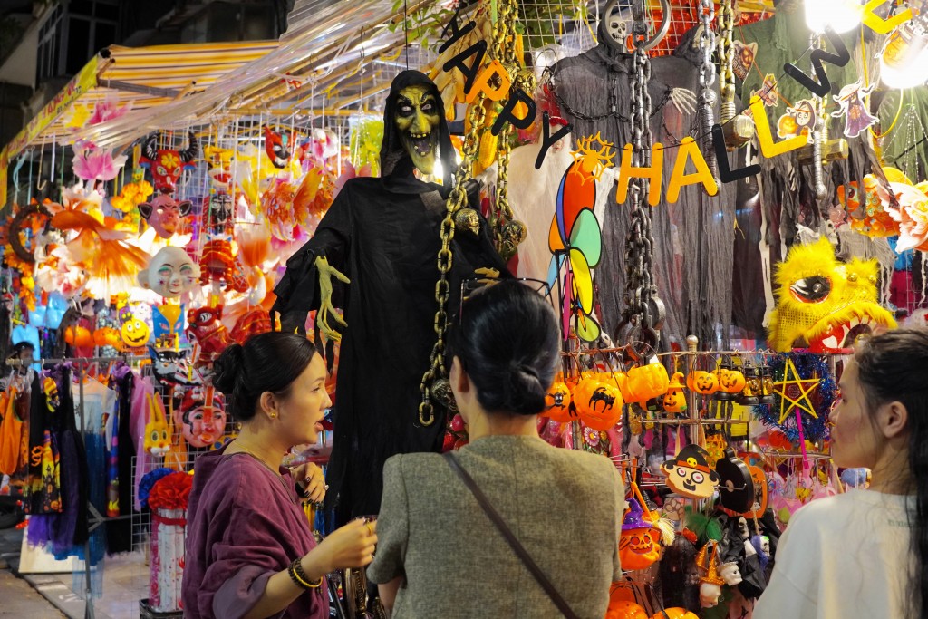 Phố Hàng Mã rực rỡ sắc màu Halloween, tưng bừng trước thềm lễ hội Phố Hàng Mã rực rỡ sắc màu Halloween, tưng bừng trước thềm lễ hội