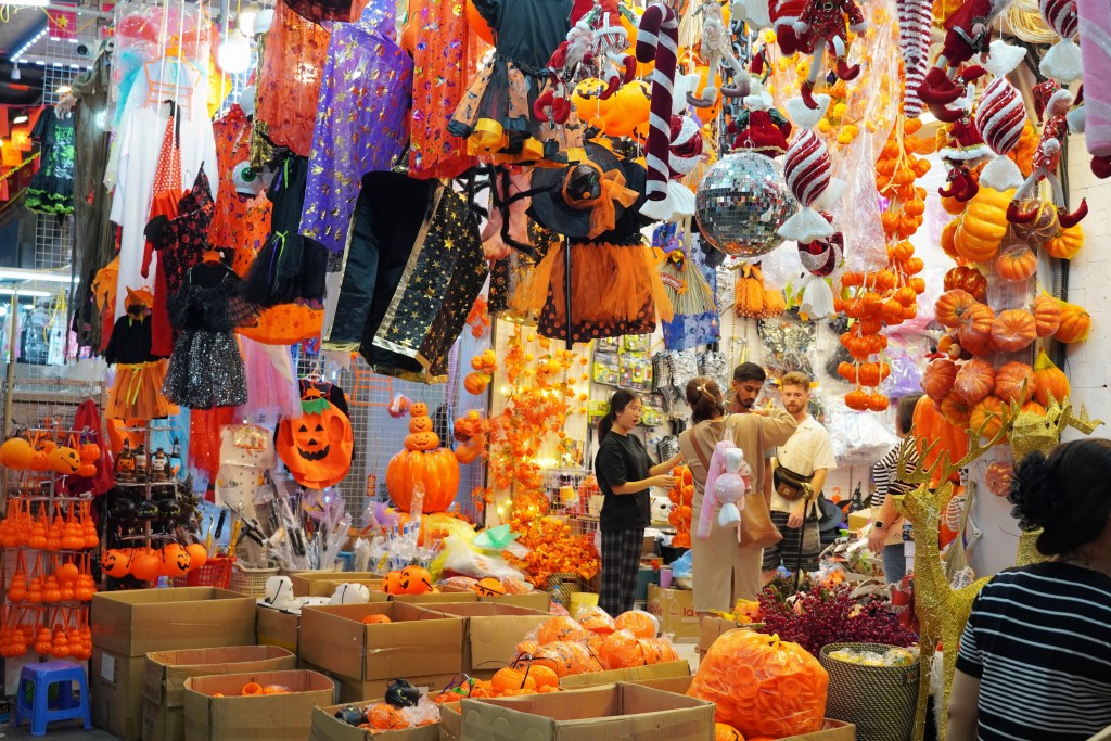 Phố Hàng Mã rực rỡ sắc màu Halloween, tưng bừng trước thềm lễ hội Phố Hàng Mã rực rỡ sắc màu Halloween, tưng bừng trước thềm lễ hội
